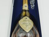 une image représentant une bouteille de champagne dans un coffret bleu