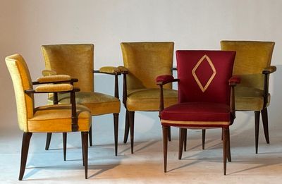 quatre chaises jaunes avec des coussins rembourrés rouges sont alignées