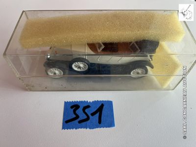 une petite voiture miniature dans une boîte transparente sur laquelle figure un numéro