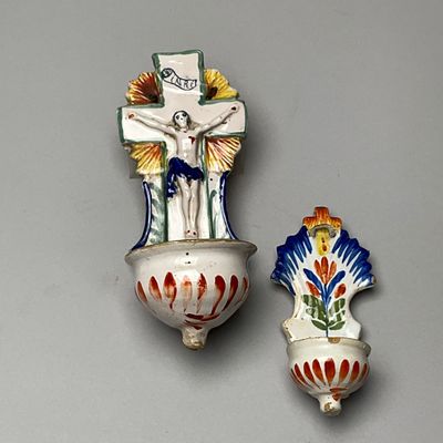 deux œuvres d'art accrochées au mur