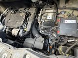 une photo d'un moteur de voiture avec le capot ouvert