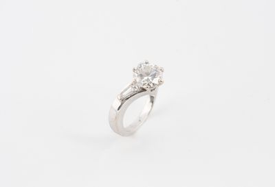 gros plan d'une bague en diamant sur fond blanc