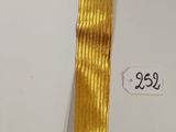 un bracelet en or sur lequel figure un numéro