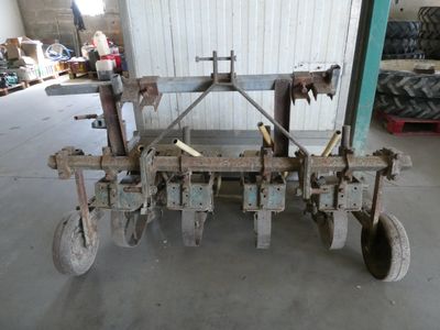 un tracteur équipé d'une charrue, dans un garage