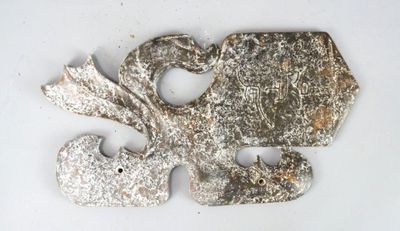 deux morceaux de métal sur une surface blanche