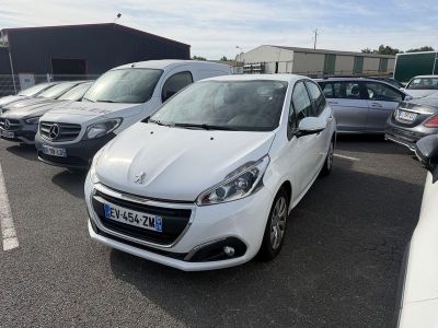 une voiture blanche garée dans un parking à côté d'autres voitures