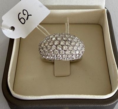 Jolie Bague Jonc en or gris, entièrement sertie de beaux dia…