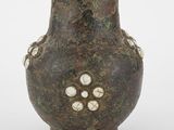 une image représentant un vase marron orné d'un motif floral