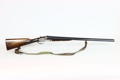 un vieux fusil avec un canon en bois et une bretelle, sur fond blanc