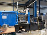 une machine qui se trouve dans un bâtiment dont la porte est bleue