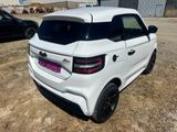 l'arrière d'une Smart blanche garée sur un parking