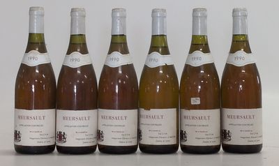 six bouteilles de vin sont alignées sur une table