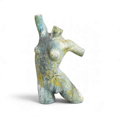 une image représentant une sculpture d'une femme tenant un morceau de bois