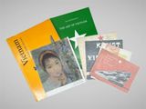 plusieurs livres sont empilés sur une table
