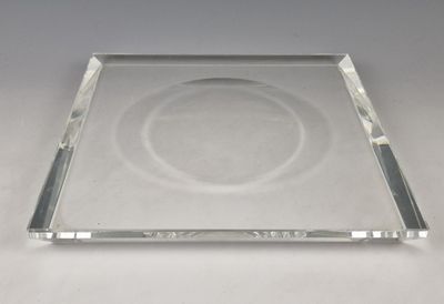 assiette rectangulaire en verre transparent, ornée d'un motif circulaire sur le bord