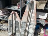 plusieurs morceaux de métal sont posés sur une étagère dans un garage