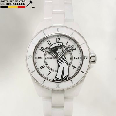 une photo d'une montre blanche sur laquelle figure un squelette