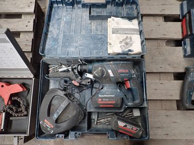 de nombreux outils dans une boîte à outils posée sur une table en bois