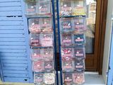 une vitrine de cupcakes devant un magasin