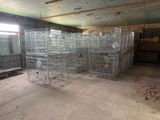 de nombreuses cages empilées dans une pièce