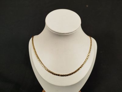 un gros plan d'un collier sur un mannequin, sur fond noir