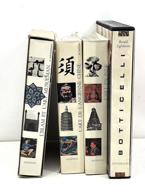 plusieurs livres sont empilés sur une étagère