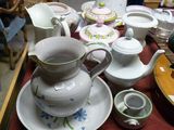 une table sur laquelle se trouvent de nombreux objets différents