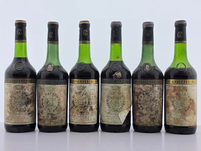 six bouteilles de vin sont alignées sur une table