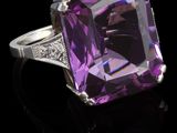 une bague en améthorate et diamants