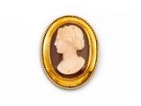 un camée ancien sculpté représentant une femme portant un turban et une coiffe