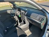 l'intérieur d'une voiture, la portière ouverte et le volant abaissé