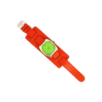 un gros plan d'une montre au cadran vert et au bracelet rouge