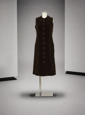 une photo d'une robe posée sur un mannequin dans une pièce