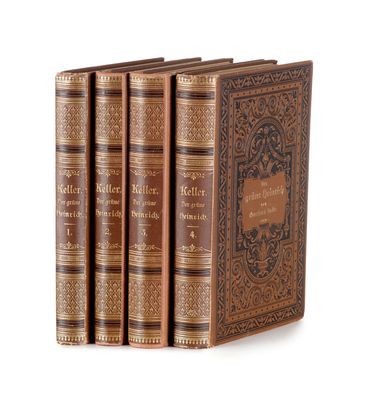trois livres sont alignés sur une surface blanche
