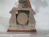 une horloge exposée dans une vitrine