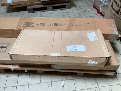 une pile de cartons posée sur une palette au sol