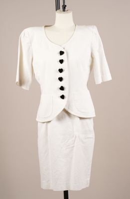 une photo d'une robe et d'une veste blanches sur un mannequin
