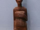 statue en bois représentant une femme coiffée d'un chapeau
