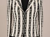 une veste noire et blanche sur un mannequin mannequin mannequin mannequin mannequin mannequin mannequin mannequin mann