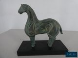 une statue de cheval posée sur une table