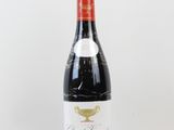 une bouteille de vin posée sur une table