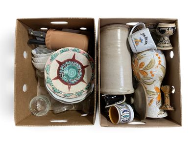 deux boîtes contenant des objets différents, posées sur une surface blanche