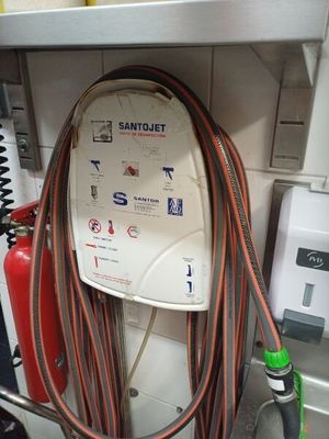 un gros tuyau fixé au mur d'une station-service
