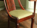 une chaise qui se trouve devant un bureau
