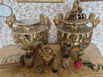 deux vases dorés posés sur une table en marbre