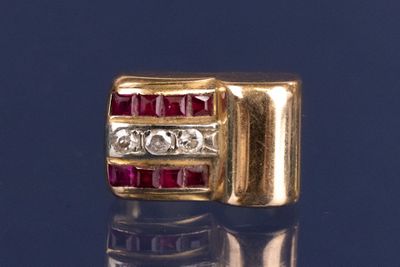 une photo en gros plan d'une bague sertie d'un diamant rouge et blanc