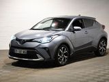 Le SUV Toyota C-HR est garé dans un garage
