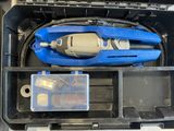une trousse à outils dans un coffret en plastique avec une poignée bleue
