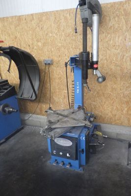 une machine qui se trouve dans un garage