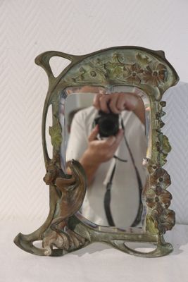 une personne se prenant en photo dans un miroir